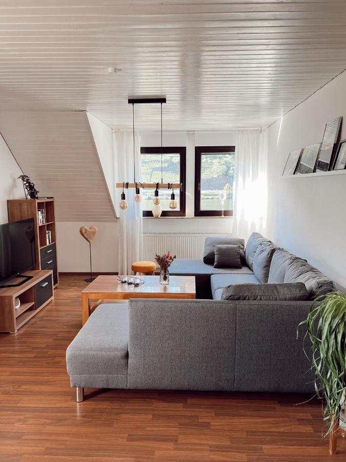 Ferienwohnung Moselflair Mit Direktem Blick Auf Die Mosel Und Weinberge Oberfell Exterior photo